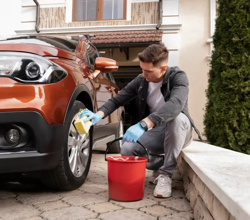 Lavage auto à domicile Leyment : professionnel intervenant sur un véhicule